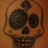 el tatuaje de una calavera loca mexicana hecho con tinta negra