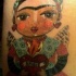 el tatuaje de frida kahlo en estilo de caricatura