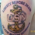 el tatuaje militarde USN con una ancla de oro