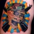 el tatuaje de una calavera con gorro militar y dos armas cruzadas en el fondo hecho en color