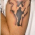 el tatuaje un angel protegiendo a un soldado hecho en el brazo