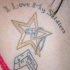 el tatuaje de una estrella con identificadores militares 