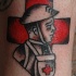 el tatuaje militar de un soldado medico sobre la cruz roja