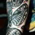 el tatuaje biomecanico hecho con tinta negra