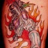 el tatuaje de una arma en fuego hecho en color
