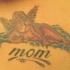 el tatuaje de un bebe angel en la nube