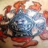 el tatuaje de un simbolo azteca en las llamas de fuego