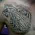 El tatuaje muy detallado biomecanico en el pecho