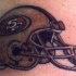 El tatuaje de un casco del futbol americano