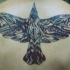 El tatuaje muy detallado de un pájaro con ojos en sus alas hecho en la espalda
