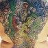 el tatuaje muy detallado en estilo de  fantasia hecho a toda espalda