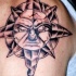 Símbolo del sol en piedra tatuaje en el hombro