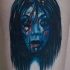 el tatuaje de la niña de la pelicula de horror 