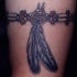 el tatuaje de talismano en forma de brazalete con plumas indianas