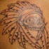 el tatuaje de una calavera loca de un indio con plumas