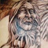el tatuaje de una jefe de los indios muy detallado hecho con la tinta negra