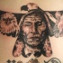 el tatuaje estilo indio con una aguila, un indigeno y otros detalles hecho en tinta negra
