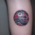el tatuaje de un simbolo en estilo indio hecho en color negro con rojo