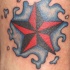 Stella rossa sull'acqua tatuaggio