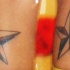 el tatuaje simetricvo de dos piernas con las estrellas nauticas