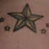 Gialla stella con piccole stelle tatuaggio