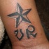 Tatouage d'une étoile avec des initiales