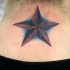 el tatuaje sencillo de una estrella nautica de color negro con rojo sobre el fondo azul
