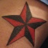 Rossa e nera stella tatuaggio