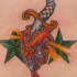 el tatuaje con un cuchillo en el corazon y dos estrellas verde a los lados