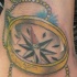 Bussola d'oro tatuaggio colorato