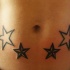 el tatuaje simetrico de dos estrellas en cada lado hecho en la panza