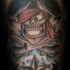 el tatuaje de calavera de un pirata con dos espadas cruzadas y estrellas nauticas
