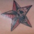 Stella rossa e nera con croncio tatuaggio