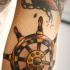 el tatuaje de color con un una rueda del timon