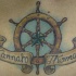 el tatuaje de una rueda del timon con una estrella nautica en el centro con un nombre