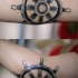 el tatuaje de la rueda del timon hecho en el codo