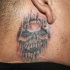 el tatuaje de una calavera malvada detras de la oreja