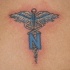 Precioso tatuaje del símbolo médico