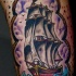 el tatuaje hermoso de un barco en el mar hecho dentro de una traceria y estrellas alrededor