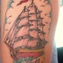 Gran tatuaje de la nave en color con una inscripción