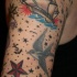Tatuaje en color con tema náutico en la manga