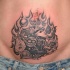 Tatuaje en vientre con muchos elementos en las llams