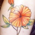 Le tatouage d'hibiscus orange en floraison