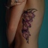 el tatuaje del costado con tres orquideas