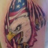 Aquila e bandiera americana sotto pelle stracciata tatuaggio