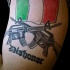 Bandiera italiana armata americana tatuaggio