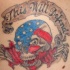 el tatuaje de una calavera colorada como la bandera americana