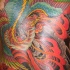 el tatuaje detallado y de muchos colores con la ave fenix