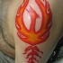 el tatuaje simbolico de la ave fenix en color naranja