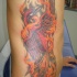 el tatuaje de la ave fenix en el fuego hecho en color en el costado